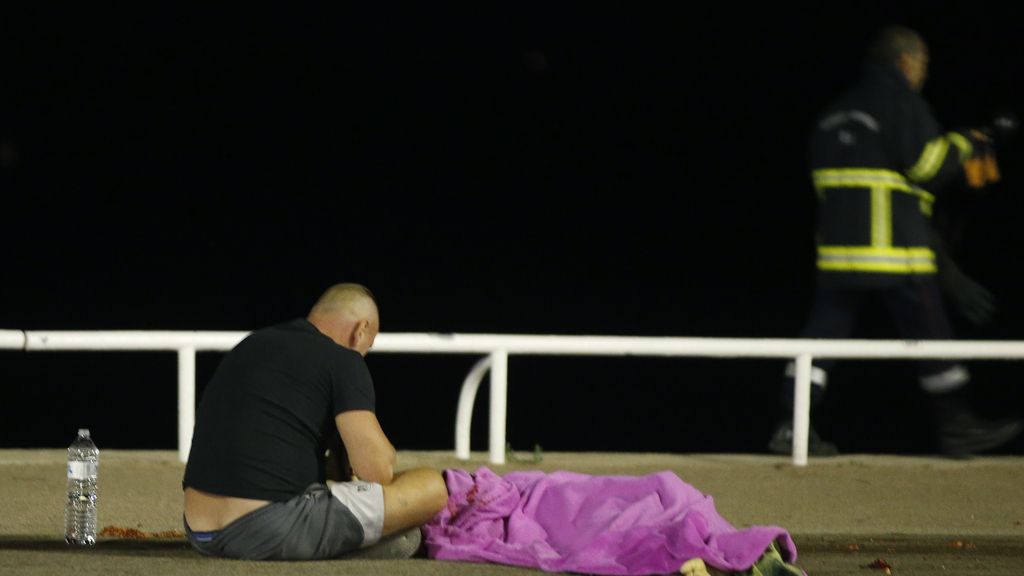 Un hombre llora desconsolado ante el cadáver de un familiar en Niza,