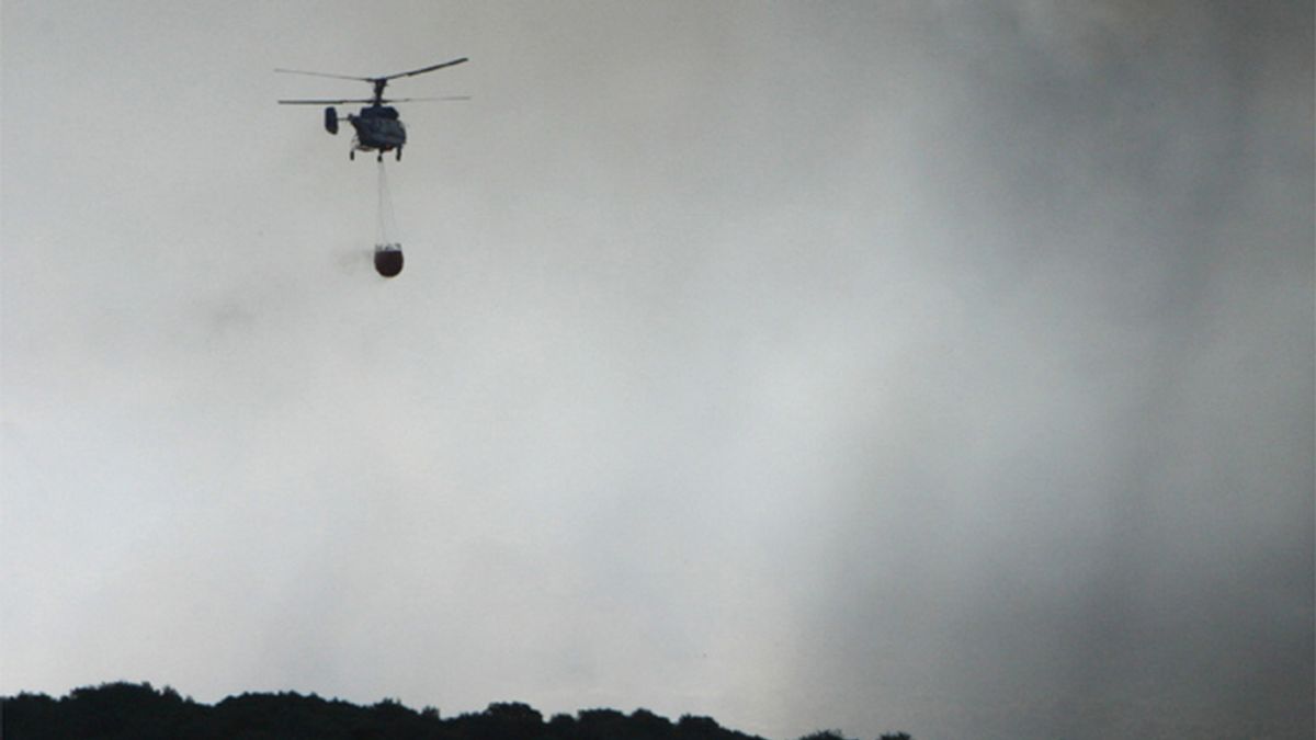 Un helicóptero extingue un incendio en Tarifa