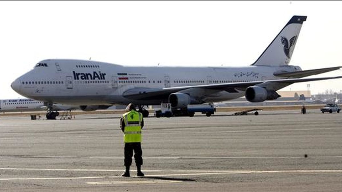 Fotografía de archivo del 3 de enero de 2009 que muestra a un avión de Iran Air en el aeropuerto Mehr Abad de Teherán. Un avión de la compañía nacional iraní "IranAir" con más de un centenar de personas a bordo se estrelló hoy en el noroeste de Irán, al parecer debido a la tormenta de viento y nieve que azota la zona. EFE