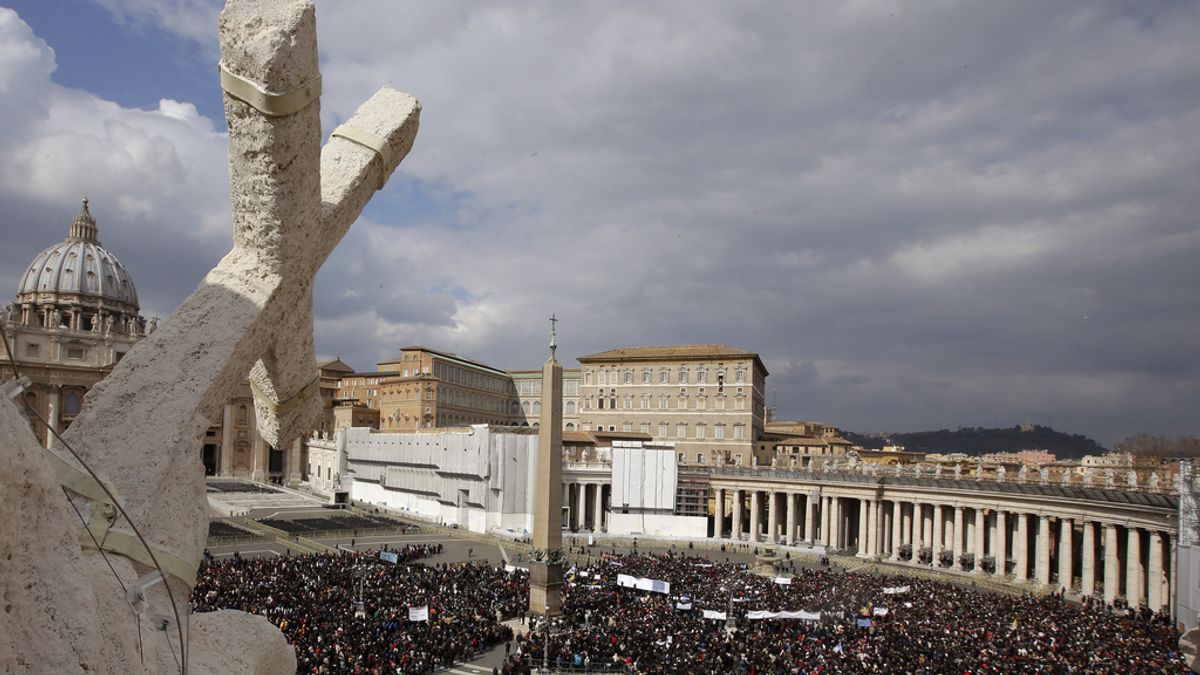 La plaza de San Pedro durante la última oración del papa Benedicto XVI