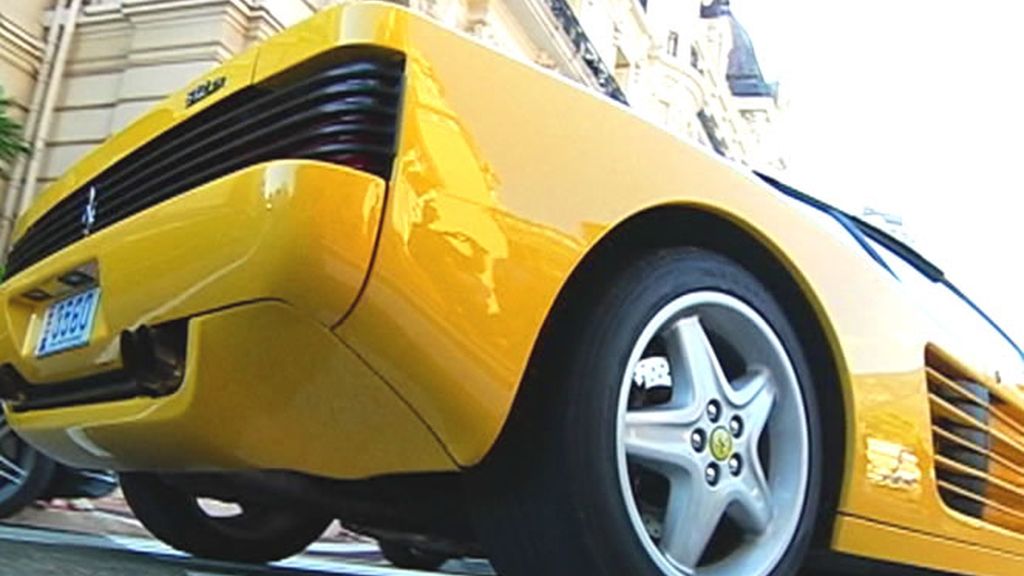 Cochazo a las puertas del hotel