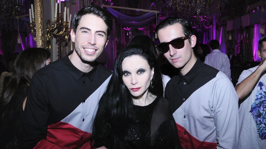 Junto a Alaska celebrando el lanzamiento de su perfume, con camisas de Modas Cabezón