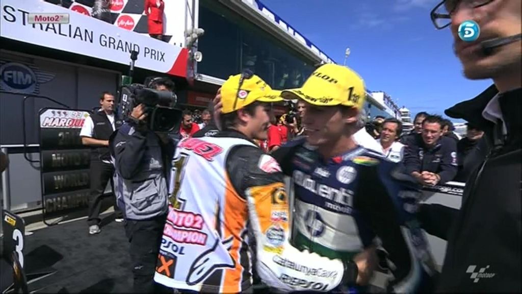 Ante todo deportividad, Márquez y Pol Espargaró se abrazan tras la carrera