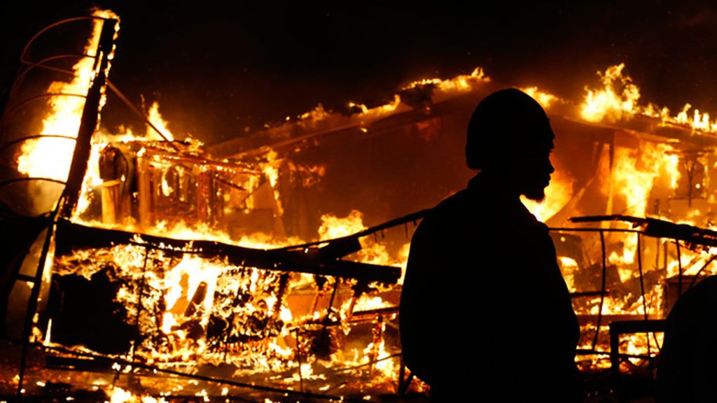 Decenas de detenidos y edificios en llamas