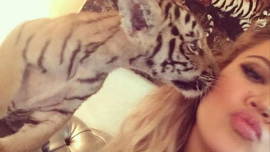 Khloe Kardashian enfada a sus fans con su foto con un bebé león