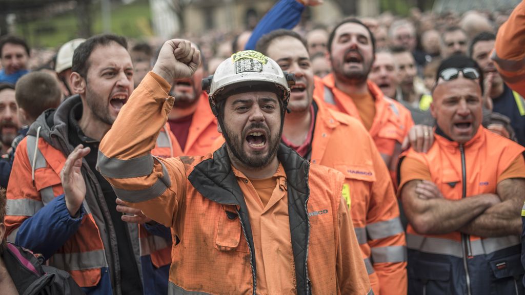 Miles de personas secundan la manifestación de los trabajadores de la