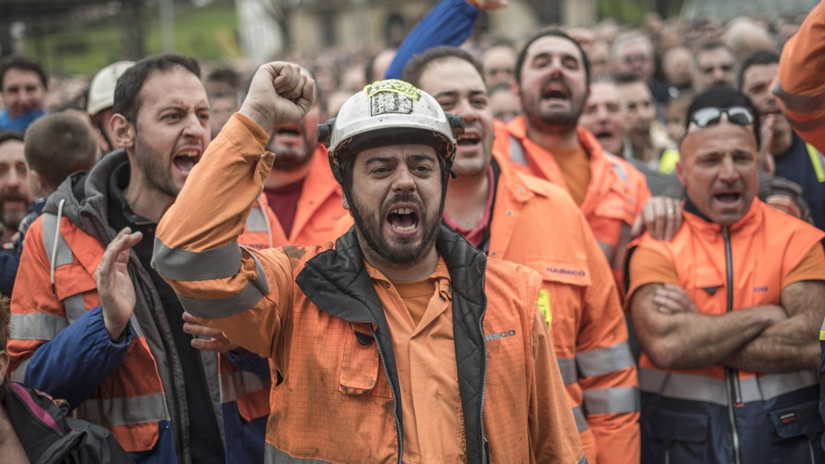 Miles de personas secundan la manifestación de los trabajadores de la ACB de Sestao