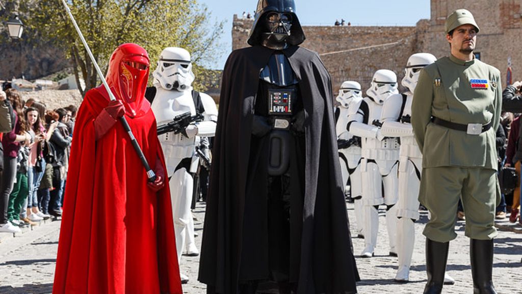 La Guardia Imperial desfila por el casco histórico de Cuenca