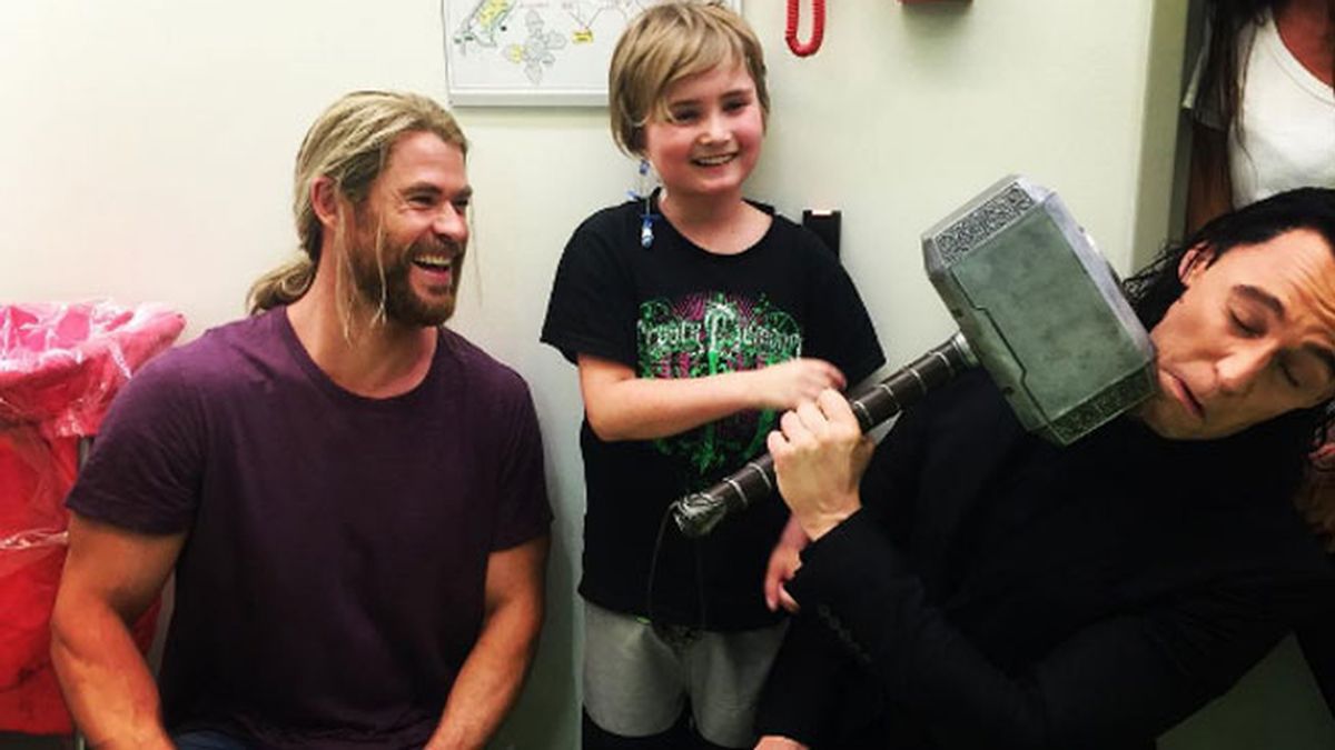 Chris Hemsworth y Tom Hiddleston visitan un hospital infantil caracterizados como Thor y Loki