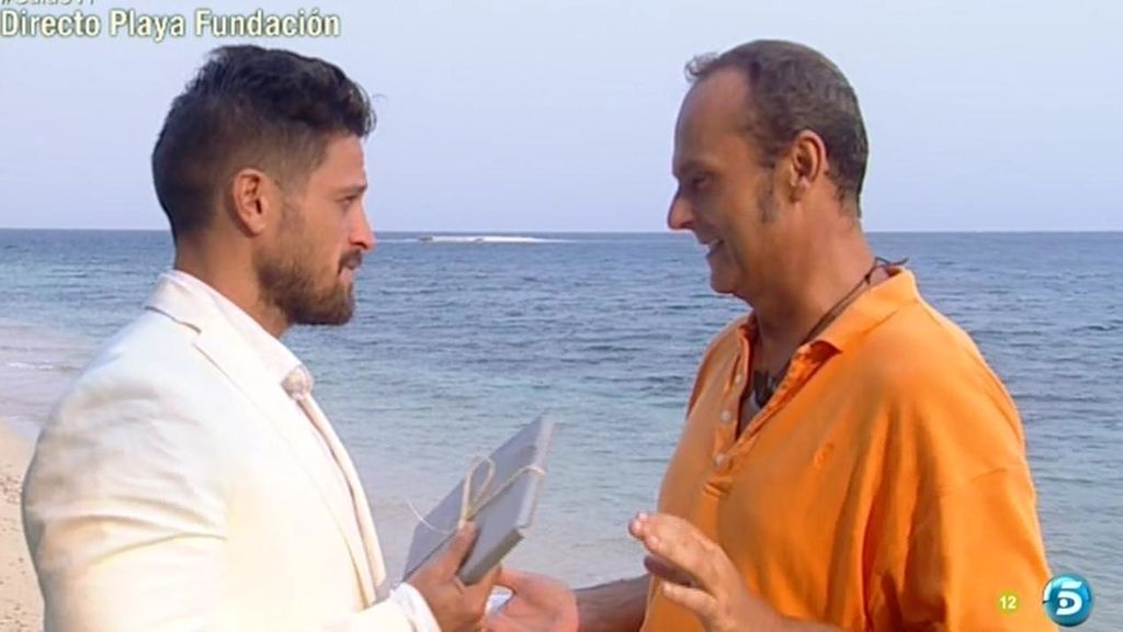 Pascual sorprende a Nacho con su libro