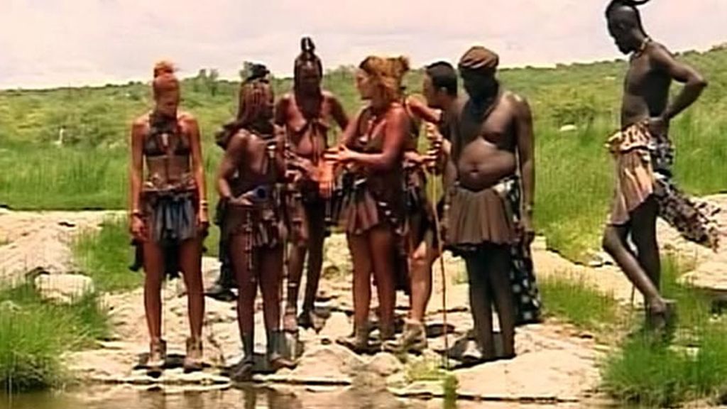 La familia Carrión-Roldán se va de excursión con los himba. Van a ver a una hechicera