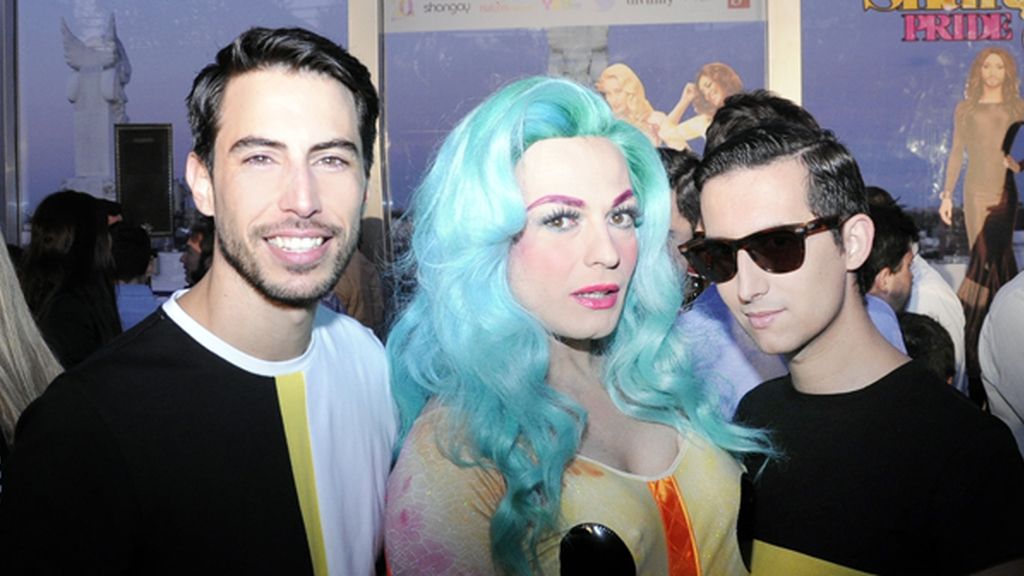 Junto a La Prohibida, vestida de Chaumen, posamos con nuestras camisetas de Modas Cabezón