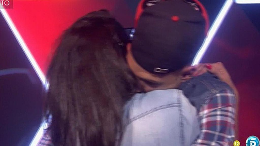 La despedida de Omar y Lucía, beso a beso