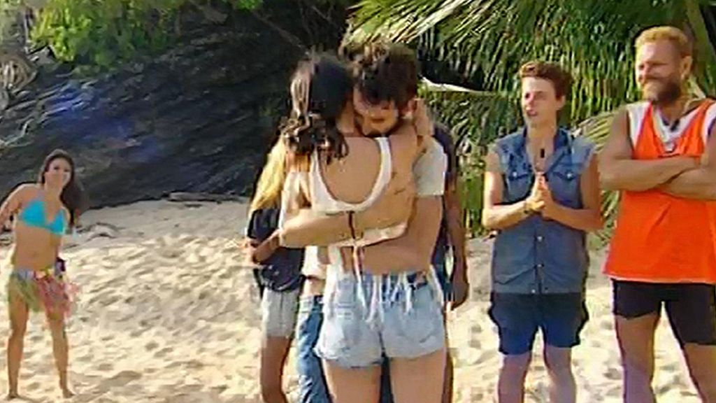 Rubén no puede separarse de su novia Laura