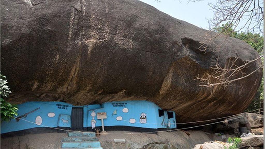 Casas y pueblos construidos bajo las piedras
