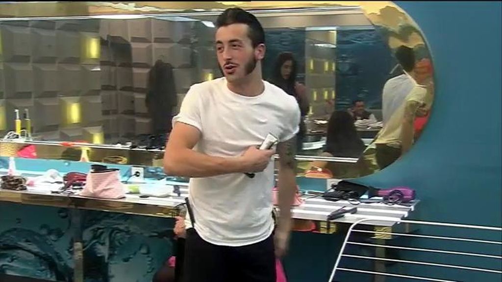 Aritz se afeita para la fiesta rocabilly de 'GH16'