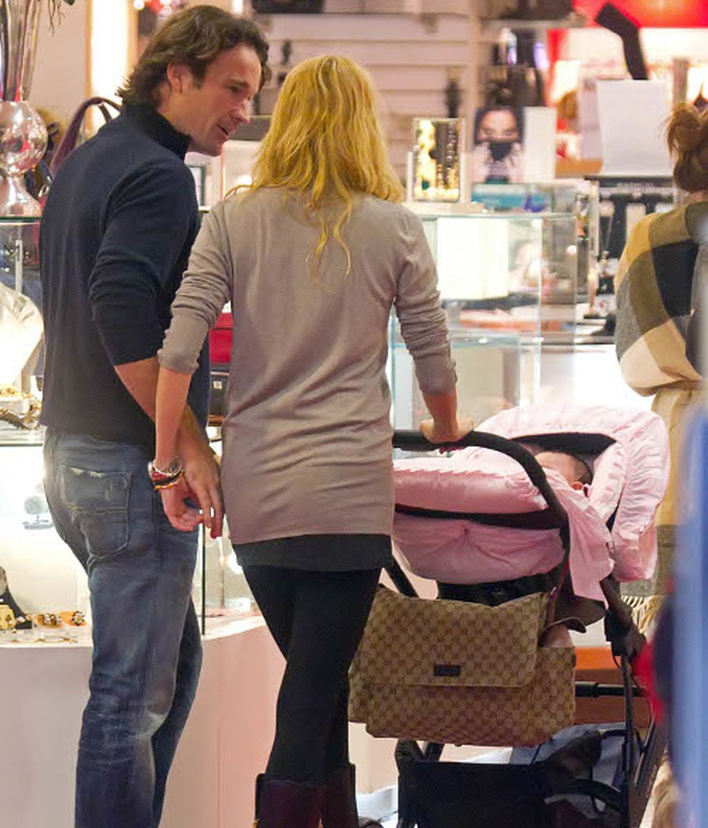 Carlos Moyà y Carolina Cerezuela, de compras con el bebé