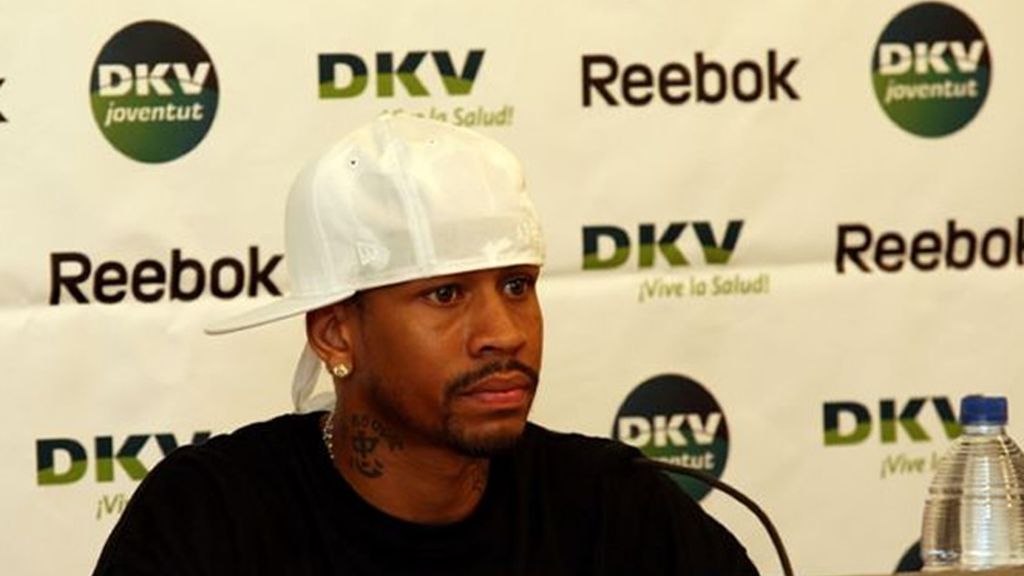 Allen Iverson en rueda de prensa en Badalona