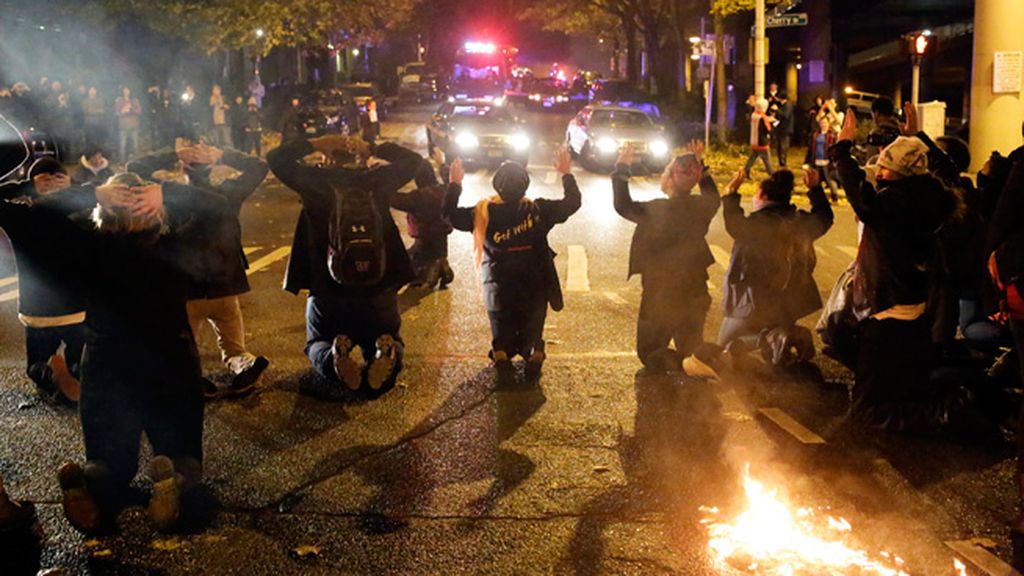 Decenas de detenidos y edificios en llamas