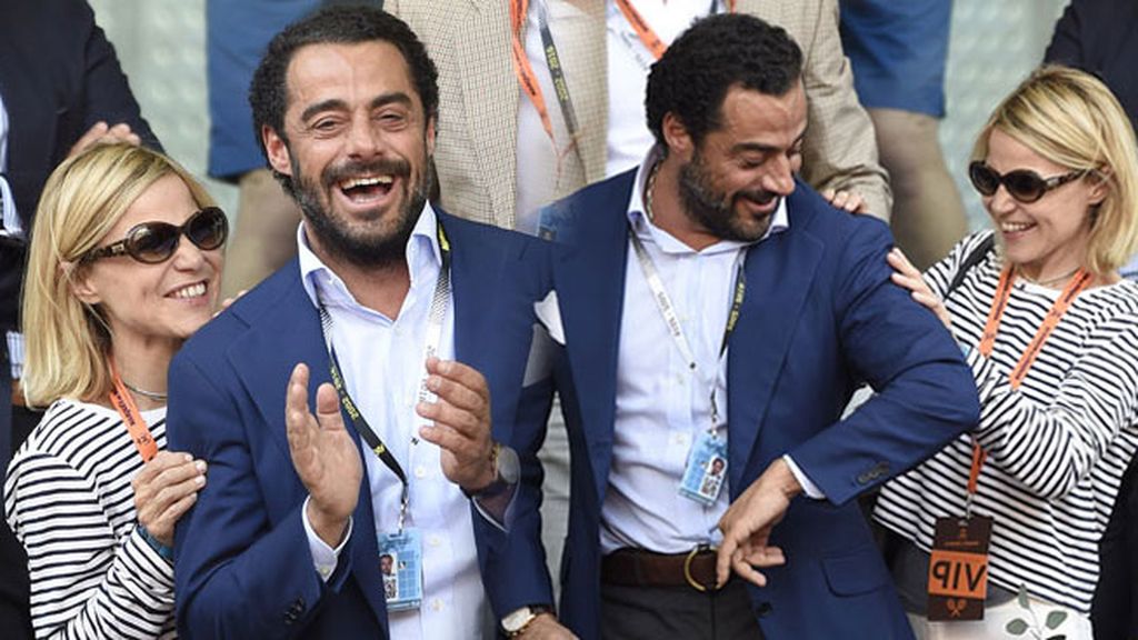 La duquesa y Vicente Dalmau, muy cariñosos en el palco vip