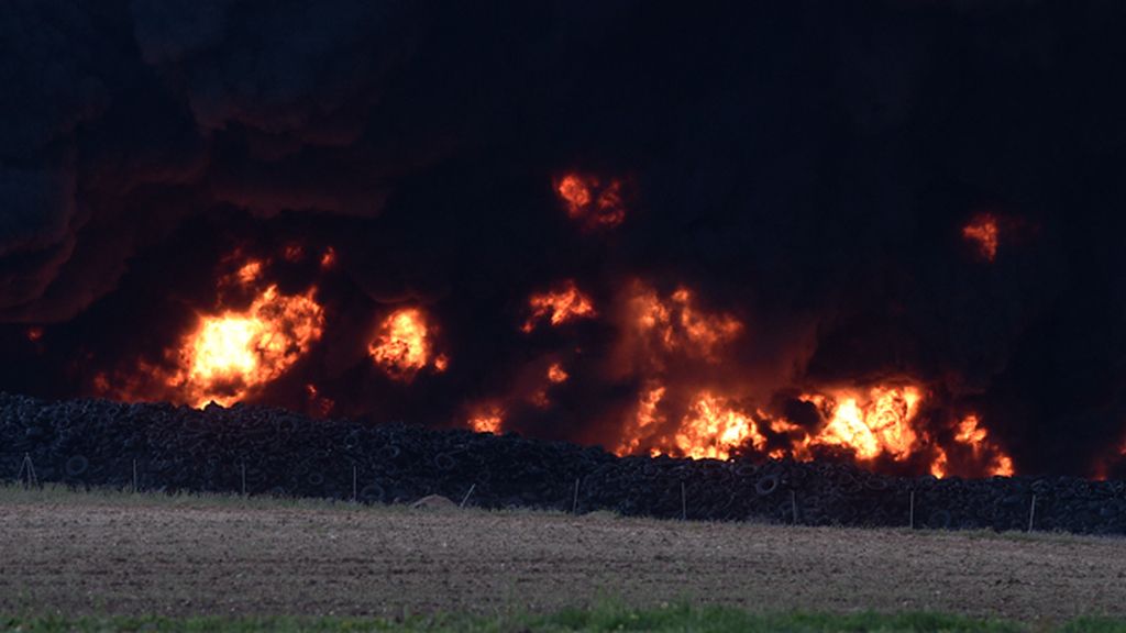 Arde el cementerio de neumáticos de Seseña