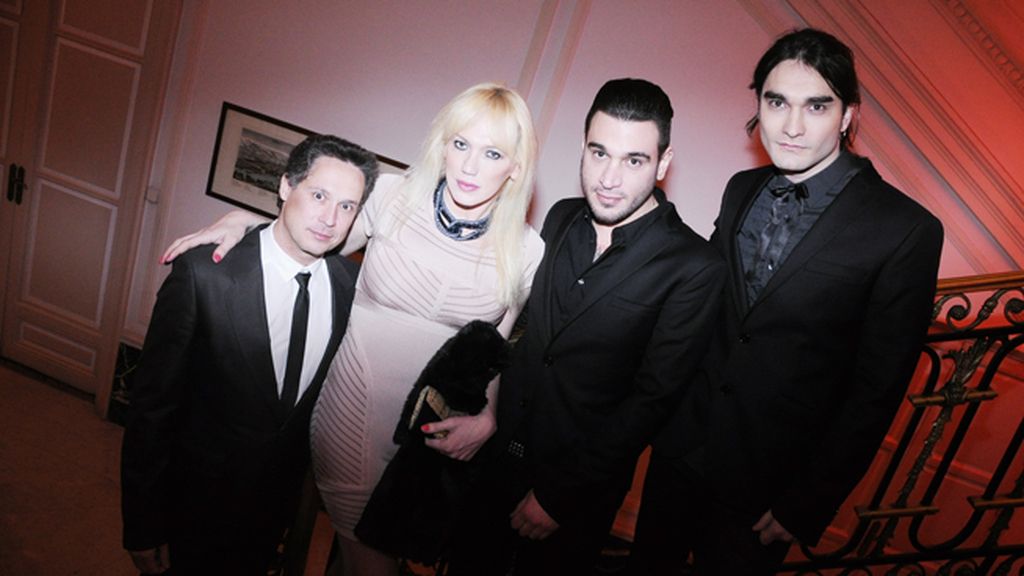 Los galeristas Israel Cotes y Topacio Fresh junto a los creadores de "Artefacto" Franco Donati y Santi Carbonari