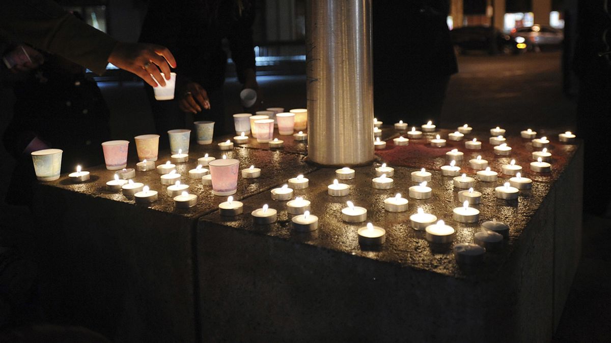 Las velas recuerdan a las víctimas de la tragedia de Connecticut