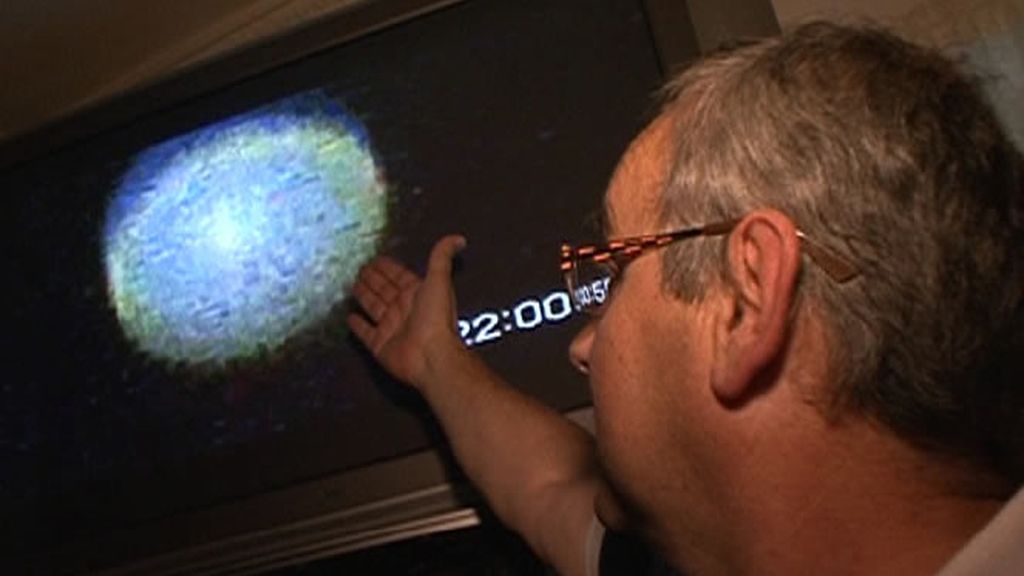 Este hombre muestra lo que dice ser un ovni