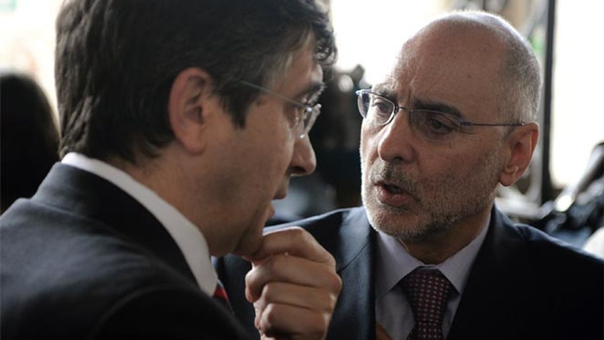 El presidente del País Vasco, Patxi López, habla con el jefe de Interior del Gobierno vasco, Rodolfo Ares.