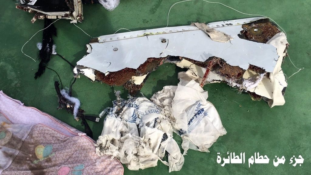 Se pueden ver restos de equipajes y fuselaje del avión