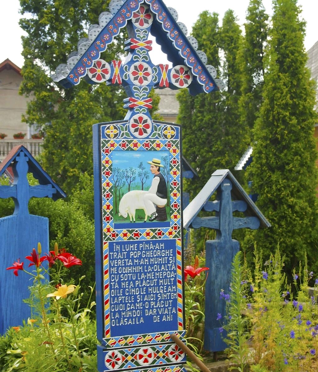 Así es el cementerio alegre de Sapantza, Rumanía