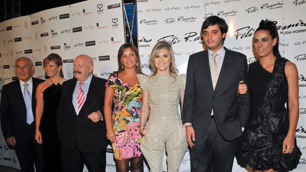 Miembros del jurado posan para los medios de comunicación