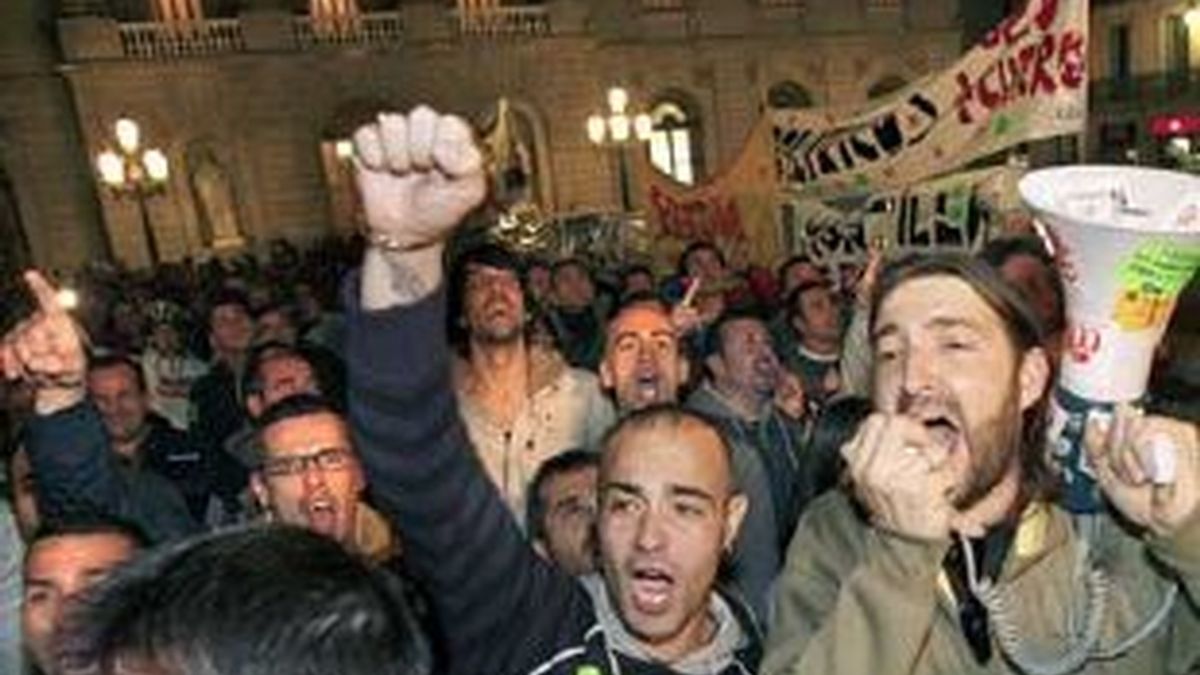 Cientos de trabajadores se manifiestan frente al Palau de la Generalitat, durante la reunión del Gobierno y la Generalitat. Foto: EFE