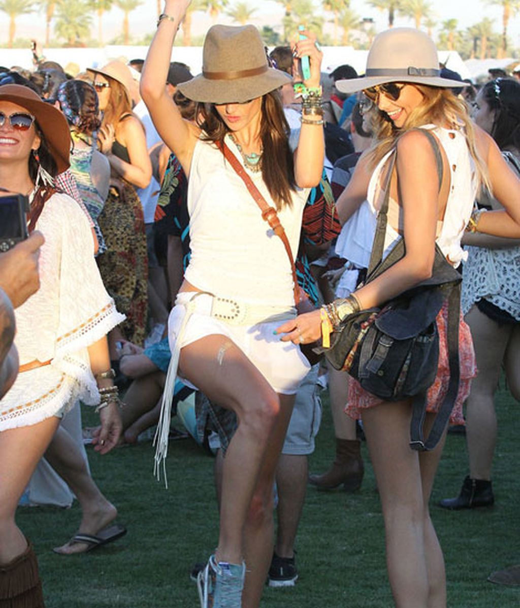 Alessandra Ambrosio con shorts, sombrero y 'sneakers'