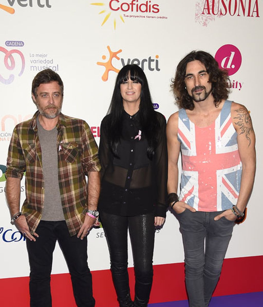 El grupo Efecto Mariposa con sus lazos rosas contra el cáncer de mama