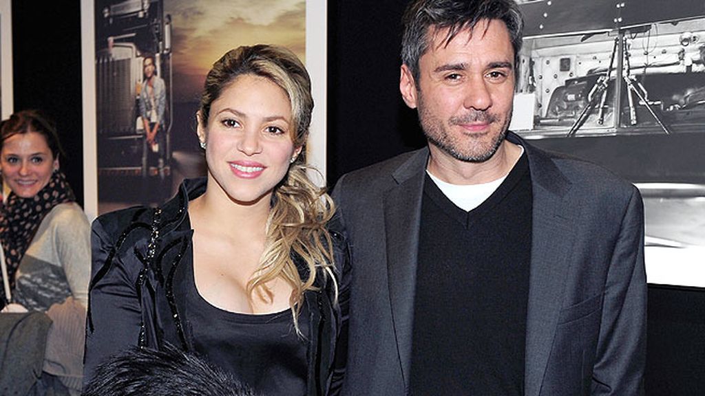 Shakira luce escote en su primera aparición