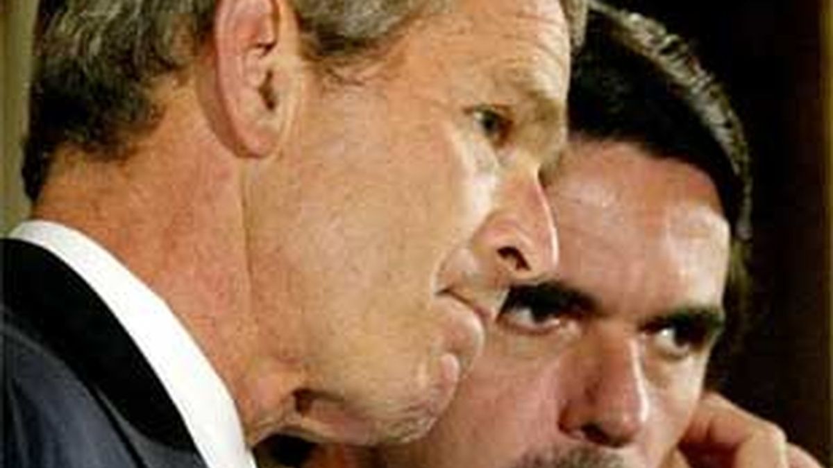 Imagen de archivo del presidente estadounidense en funciones, Geroge W. Bush, y el ex jefe del Ejecutivo español, José María Aznar. Foto: AP.