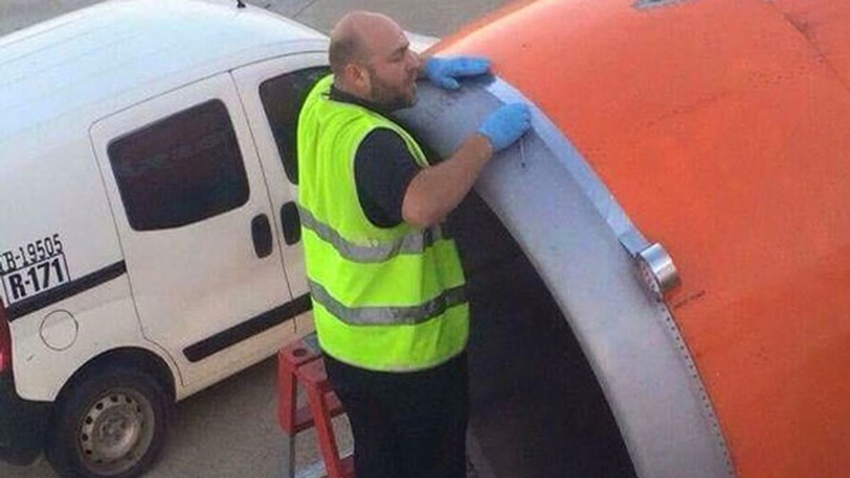 ¿Cinta adhesiva para reparar el ala de un avión?