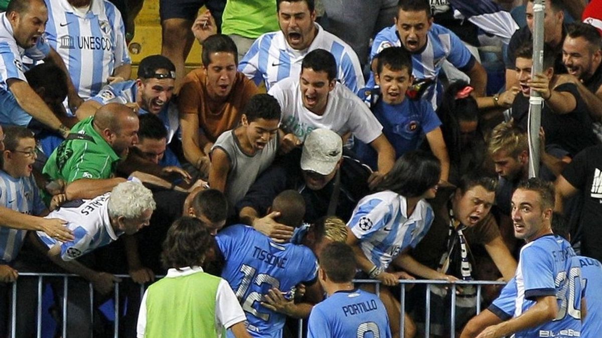 Los jugadores del Málaga celebran con los aficionados el primer gol