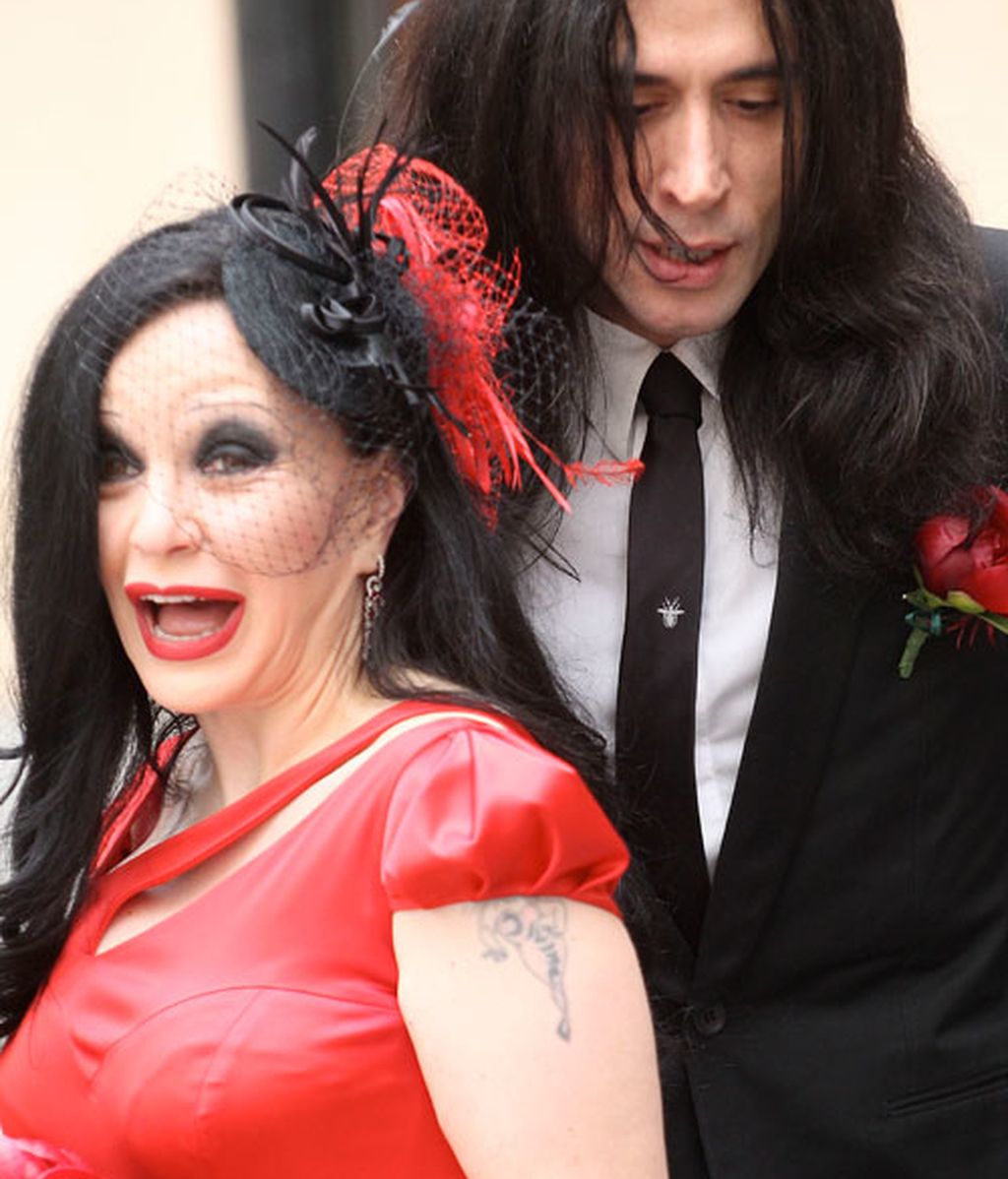 Alaska y Mario Vaquerizo: de rojo y ceñida va la novia