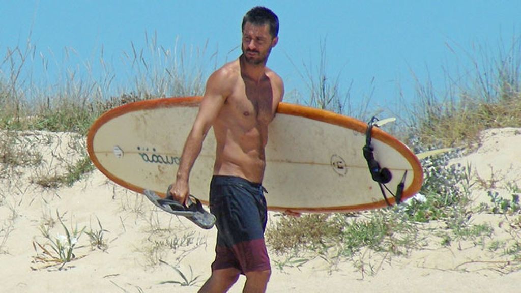 Hugo Silva, surfero en Cádiz
