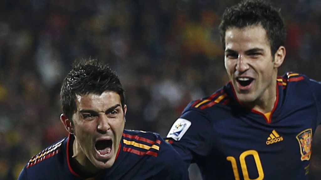 Villa y Cesc, tras marcar el tanto frente a Paraguay