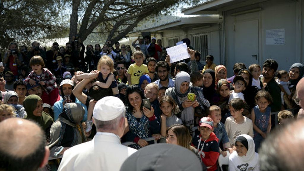 Refugiados dan la bienvenida al Papa en Lesbos