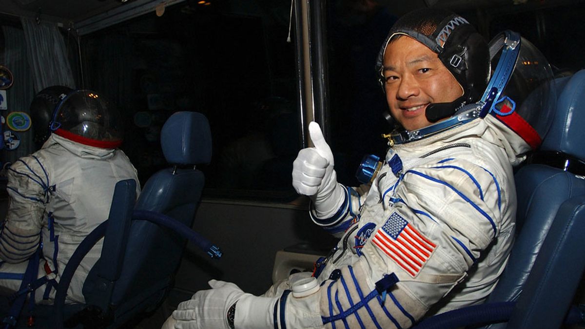 El astronauta Leroy Chiao momentos antes de partir a la EEI