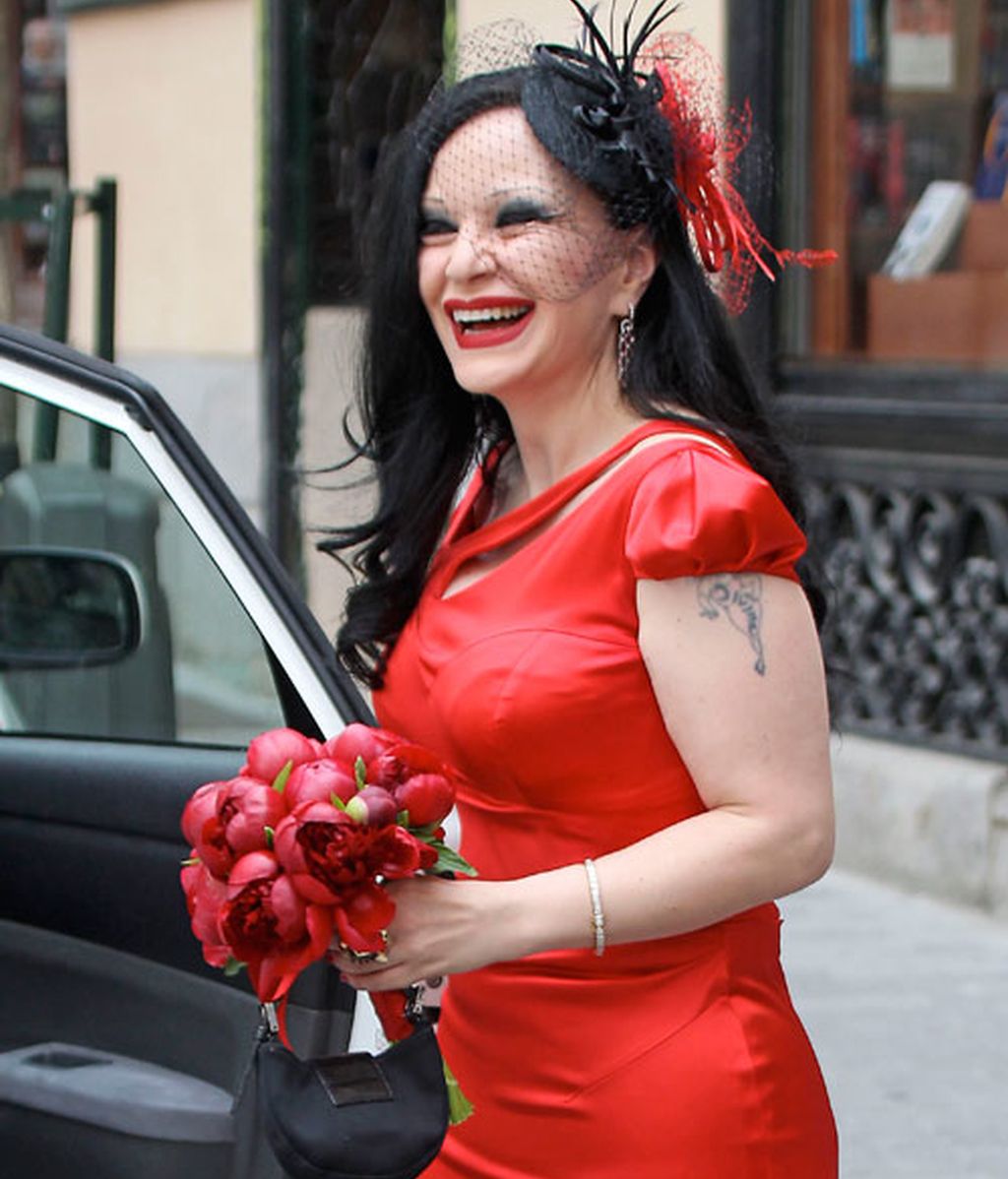 Alaska y Mario Vaquerizo: de rojo y ceñida va la novia