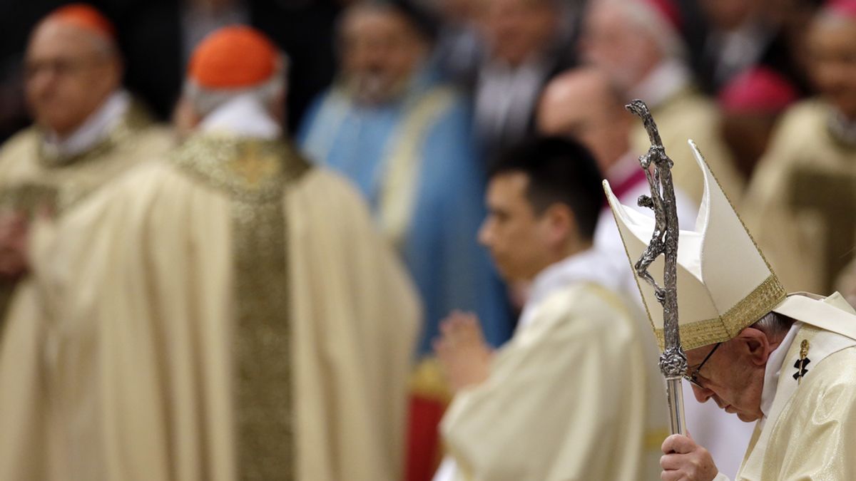 El Papa abre la puerta santa de la basílica de San Juan de Letrán