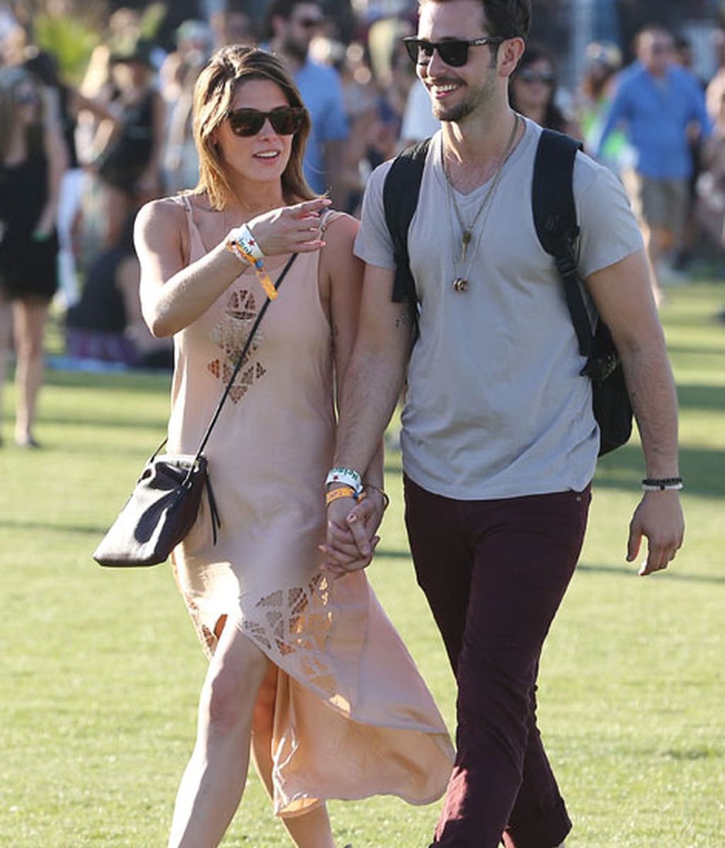 Ashley Greene, con vestido asimétrico, con Paul Khoury
