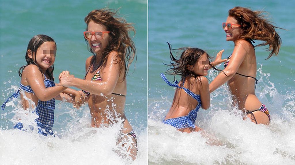 Paula Echevarría y Daniella, de vacaciones en Cádiz con los abuelos maternos