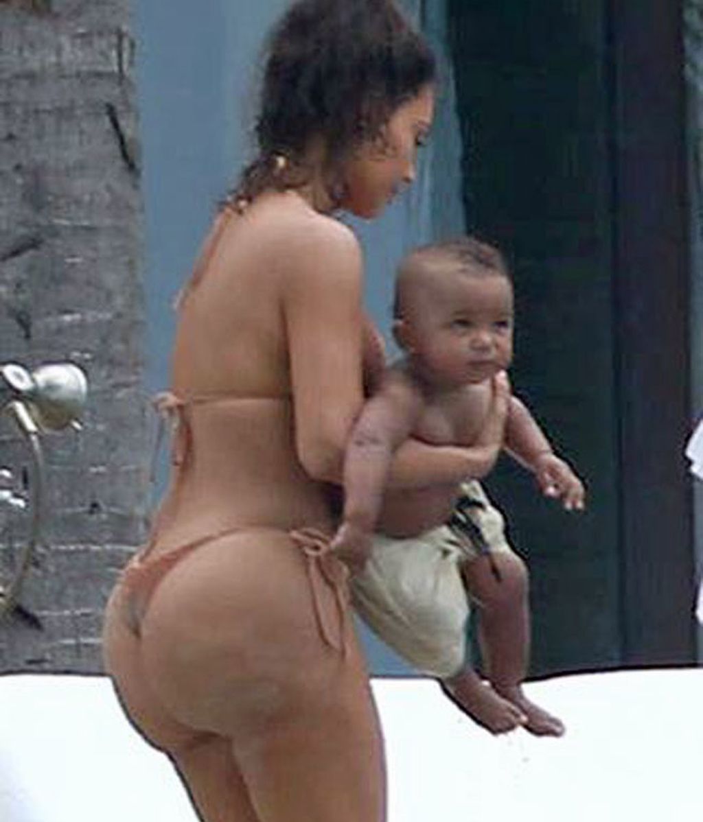 Kim en Punta Mita, México, con sus hijos, North y Saint West