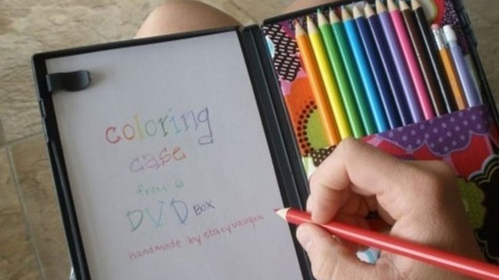 6. Utiliza una caja de dvd para rellenarla con lápices de colores y papel, estamos seguros de que se pondrán a jugar con ella